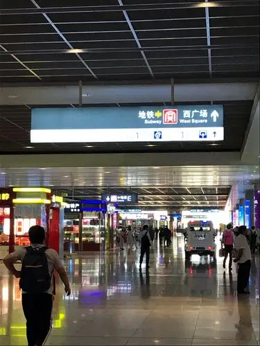 出站口,可以前往东广场,西广场,哪个都可以,楼上就是郑州东站的出发层