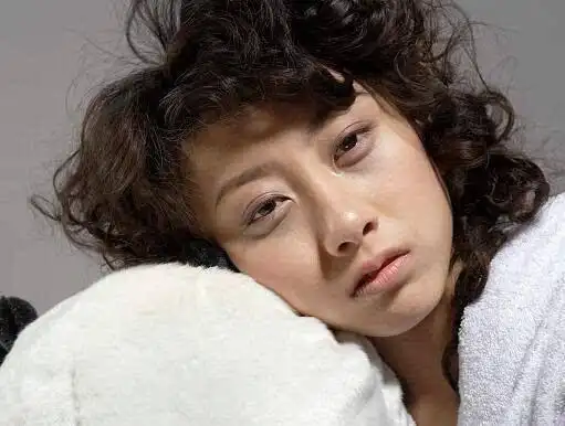 脸色苍白手脚冰凉浑身乏力这是典型的气血不足啊这样自救