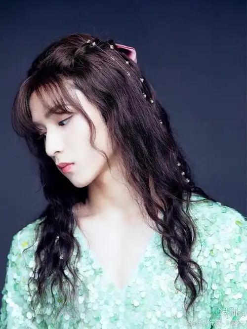 泥塑自己刘耀文晒女装照自称迪士尼在逃公主