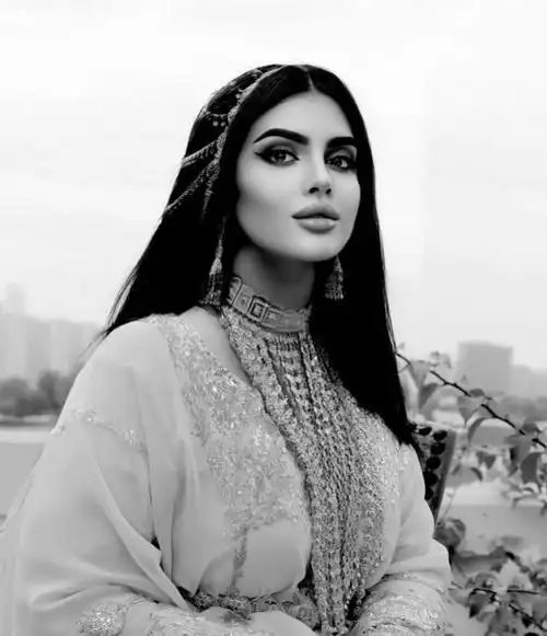 28岁迪拜公主玛哈拉,脖子里挂满了黄金首饰,还化着浓妆太美艳了