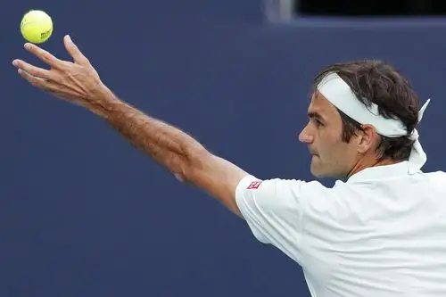 3月27日,瑞士选手费德勒在比赛中发球.  新华社/路透