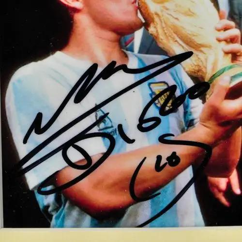 足球巨星马拉多纳亲笔签名照片