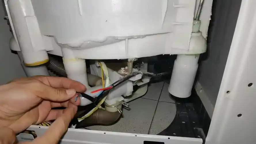 洗衣机能洗不排水,脱水也不转?原因其实很简单,师傅教你维修