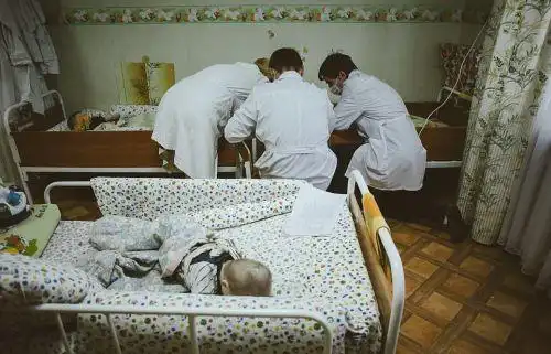 明斯克孤儿院被曝"忽视儿童" 多名儿童饿到骨瘦如柴(组图)