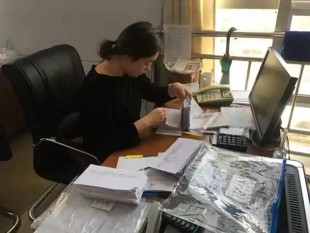 他们已经回到办公室继续忙碌,年度报表,总结,清账…忙得更加不可开交!