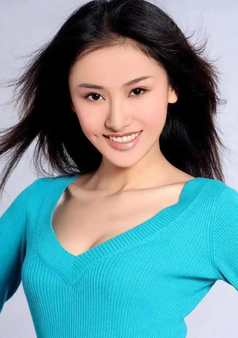 美女明星朱子岩,曼妙身材,性感撩人