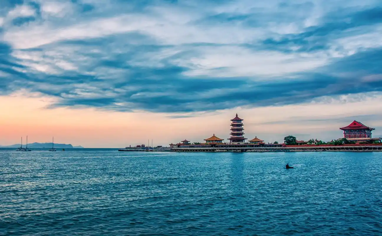 《幸福门》威海幸福公园,当你来到这里的时候,首先映入眼帘的就是当地