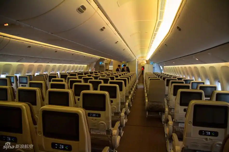 东航首架波音777300er飞机经济舱内饰
