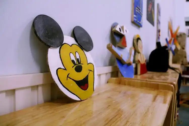 幼儿园木工,米老鼠圆木板拼接