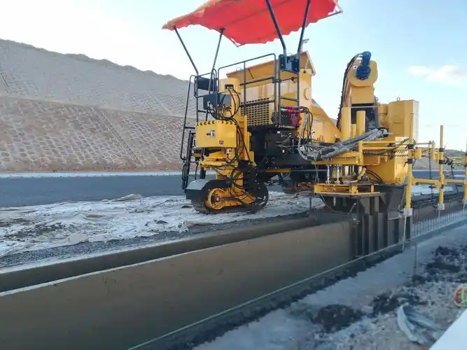 水泥混凝土滑模摊铺机 路沿石滑模机 路得威路缘石滑模机rwhm41