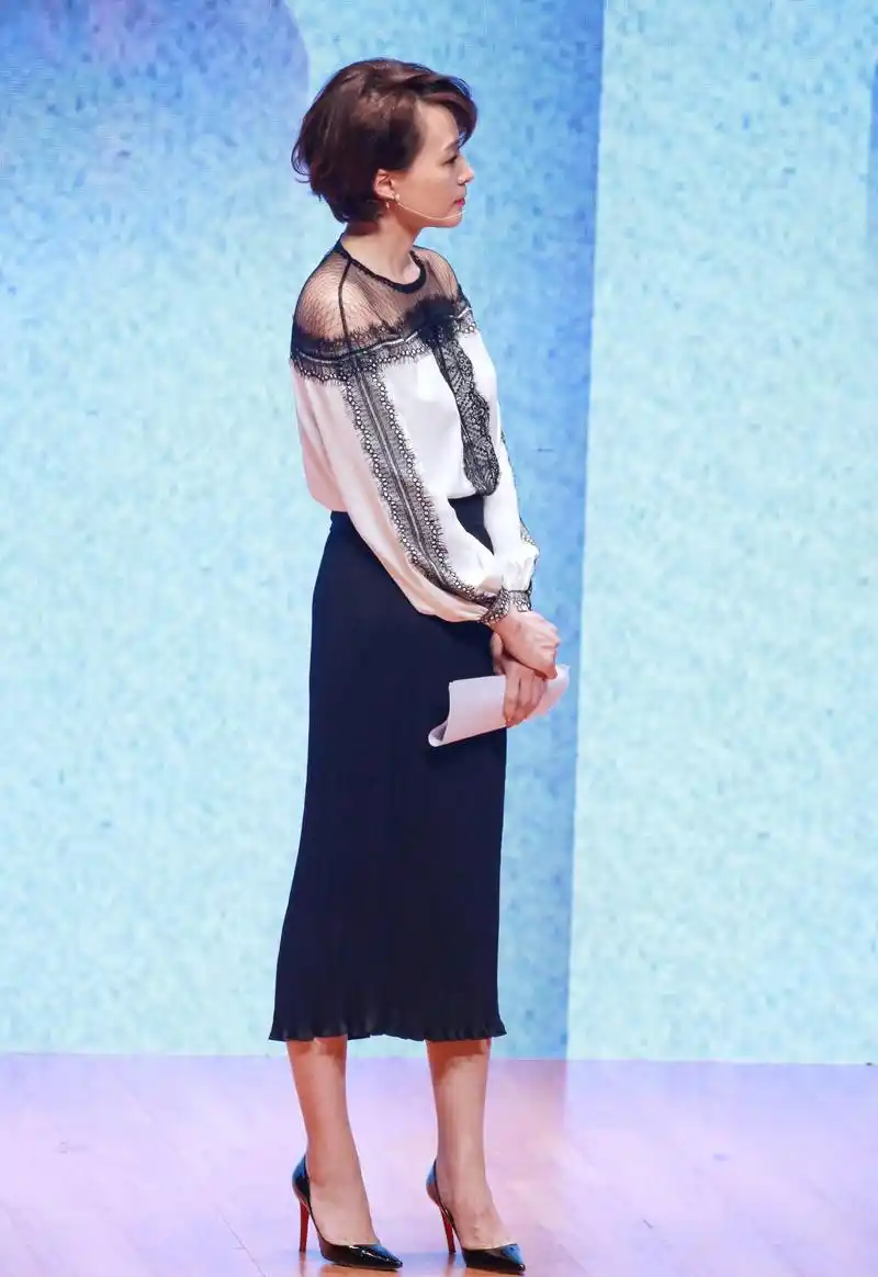 董卿的年龄虽然到了50岁,但她的穿搭依旧得体,今天就来为大家安利一些