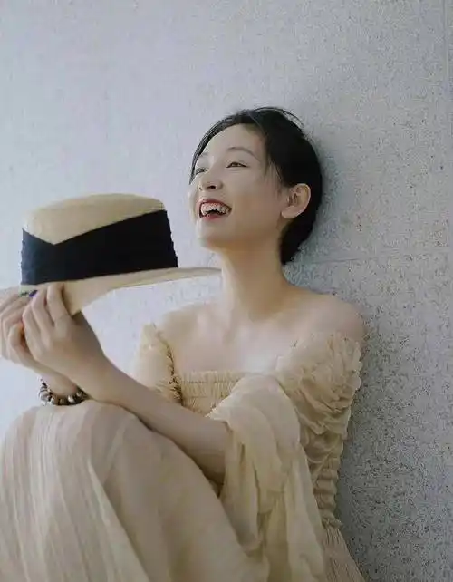 吴倩认真搞事业,写真照片状态让人羡慕,米色长裙温柔甜美_女明星_电影