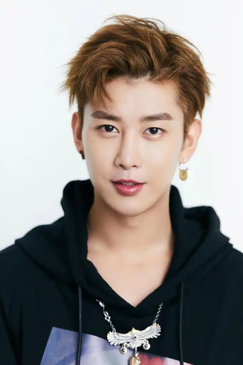 周艺轩李汶翰亮相粉丝嘉年华 爆笑互怼尽展无间兄弟情