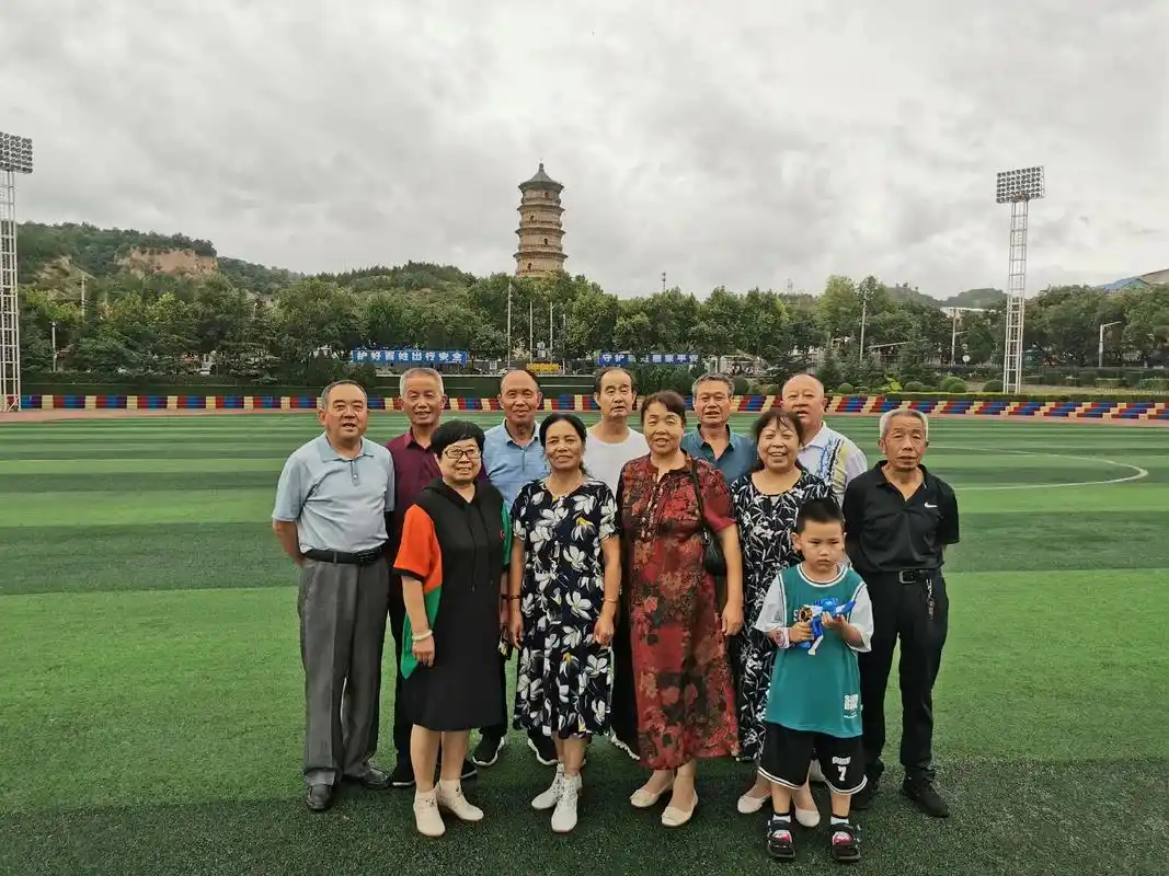 老同学相聚时刻!每一张照片都是满满的回忆 !希望我们越来越好 - 抖音