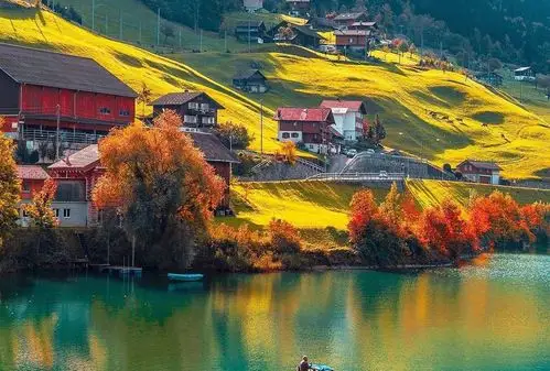 秋天的瑞士布里恩茨小镇风景如画