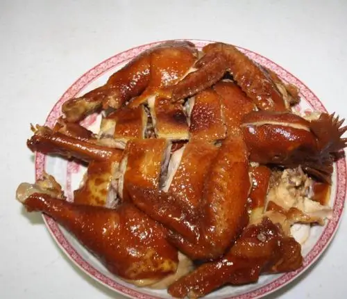 豉油鸡别名又叫酱油鸡,是广东地区的传统名菜之一,做法简单,只要调配