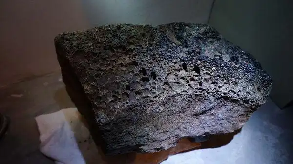 河床发现一黑奇石,呈不规则长方体,两面有蜂窝状表层,400*260*200,重