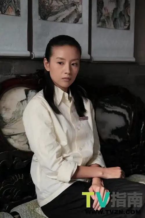 曾是广州军区战士歌舞团演员,中尉军衔.