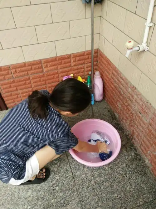 帮妈妈洗衣服