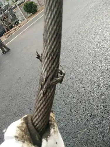 三,断股的一端面露出约50mm,另一股断头端面被相邻股的绳股压在下面.