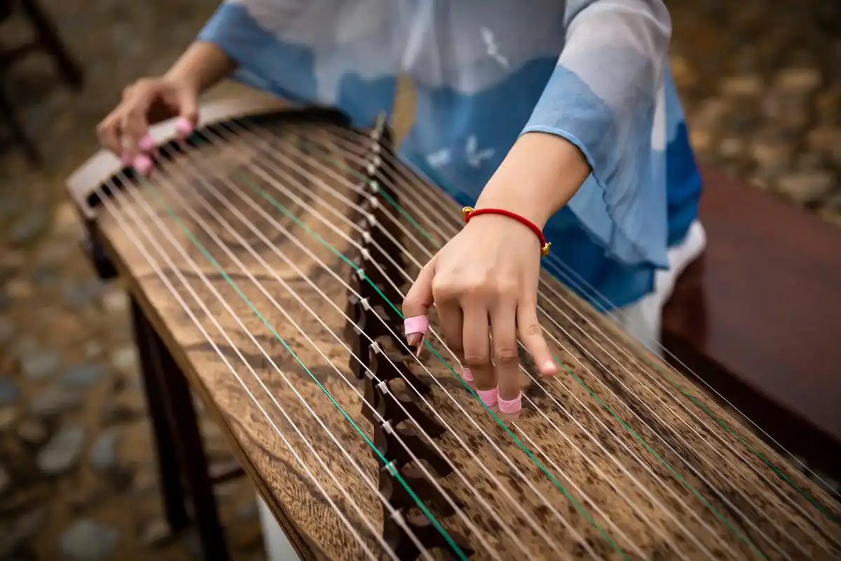 以下是一些弹古筝的基本姿势指导: 1.