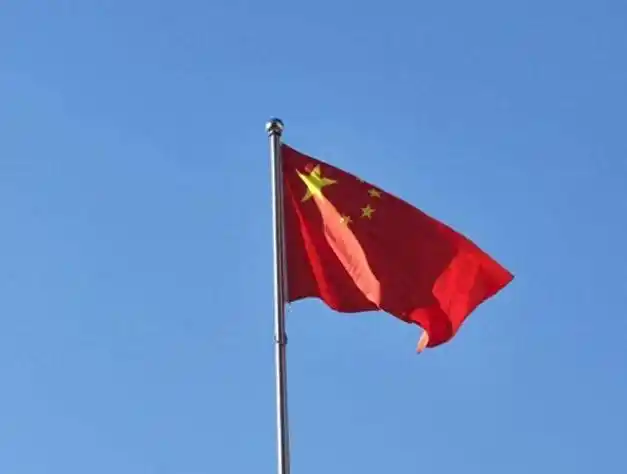 确实没想到,美国第一个发文祝贺中国建国74周年,还升起五星红旗