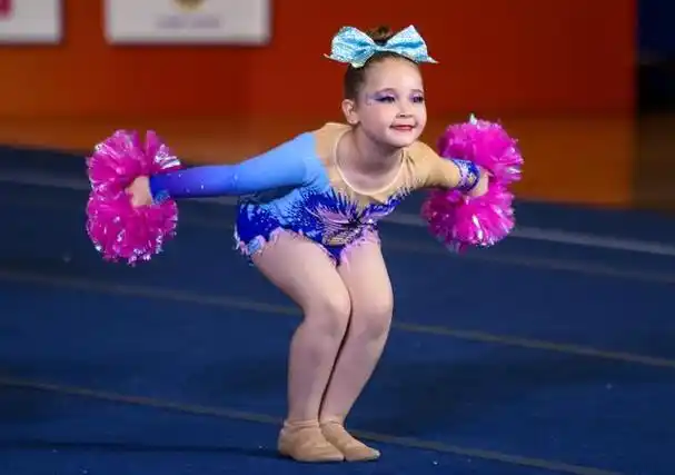 (体育·图片故事)啦啦操"小花"美菲娜