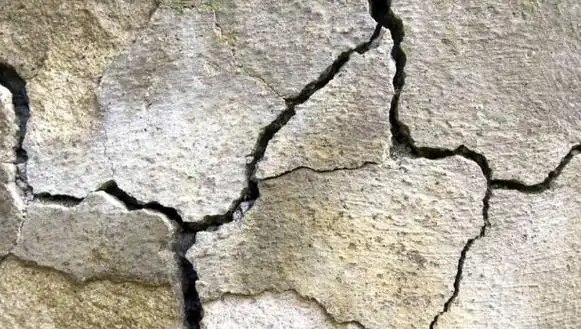 混凝土裂缝是房屋中常见的问题,主要表现为地面裂缝和墙体裂缝,裂缝