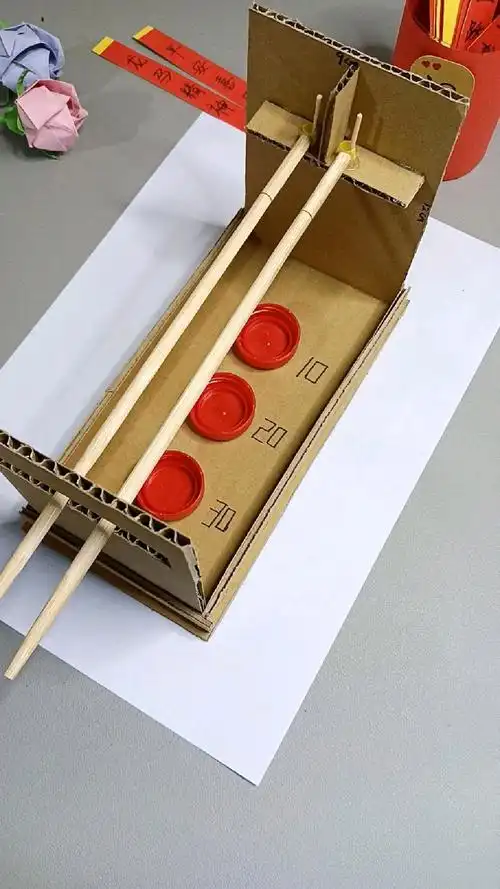 快递纸箱不要丢来和孩子做自制小玩具锻炼孩子的手眼协调能力快来试试