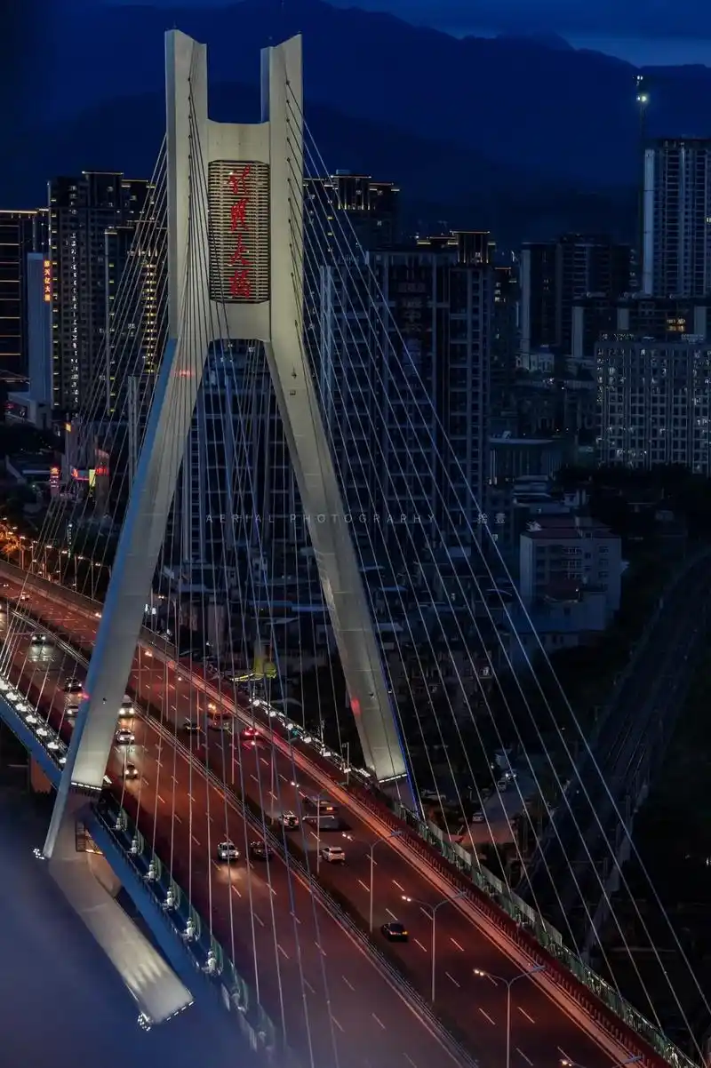 总有一盏灯,照亮你回家的路.#城市的夜晚 #龙岩大桥 #云 - 抖音