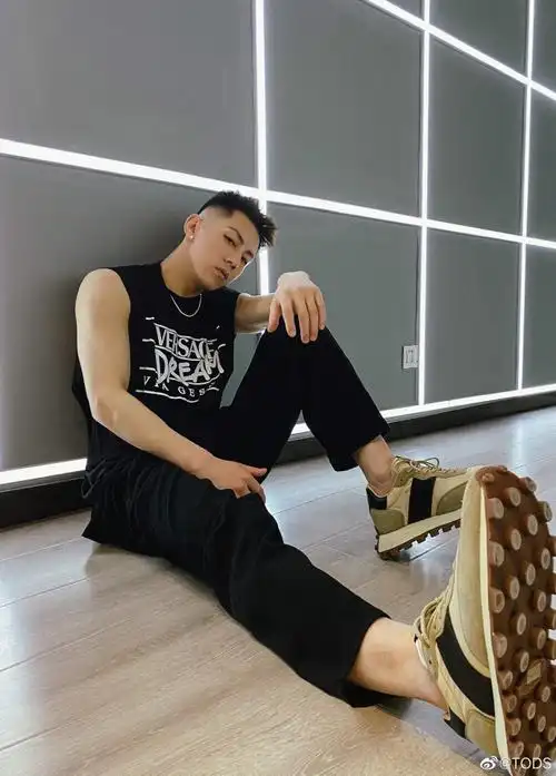 tods1t#系列运动鞋的雅致格调让@casper_卡斯柏尽情释放动感能量