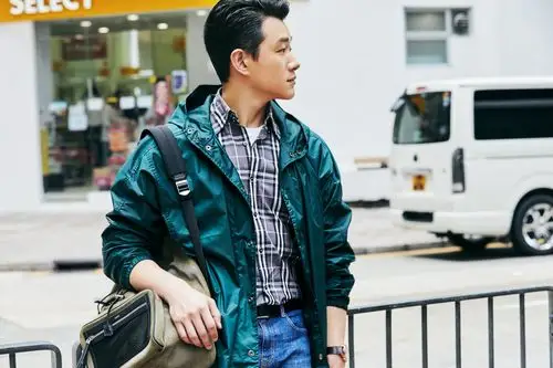 佟大为香港街拍大片曝光 潮味型男玩转春末云杉绿