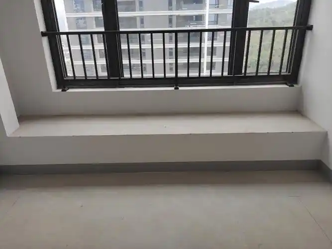 但是从外立面看上去,如果敲掉飘窗并不会影响外立面,具体能不能敲就看