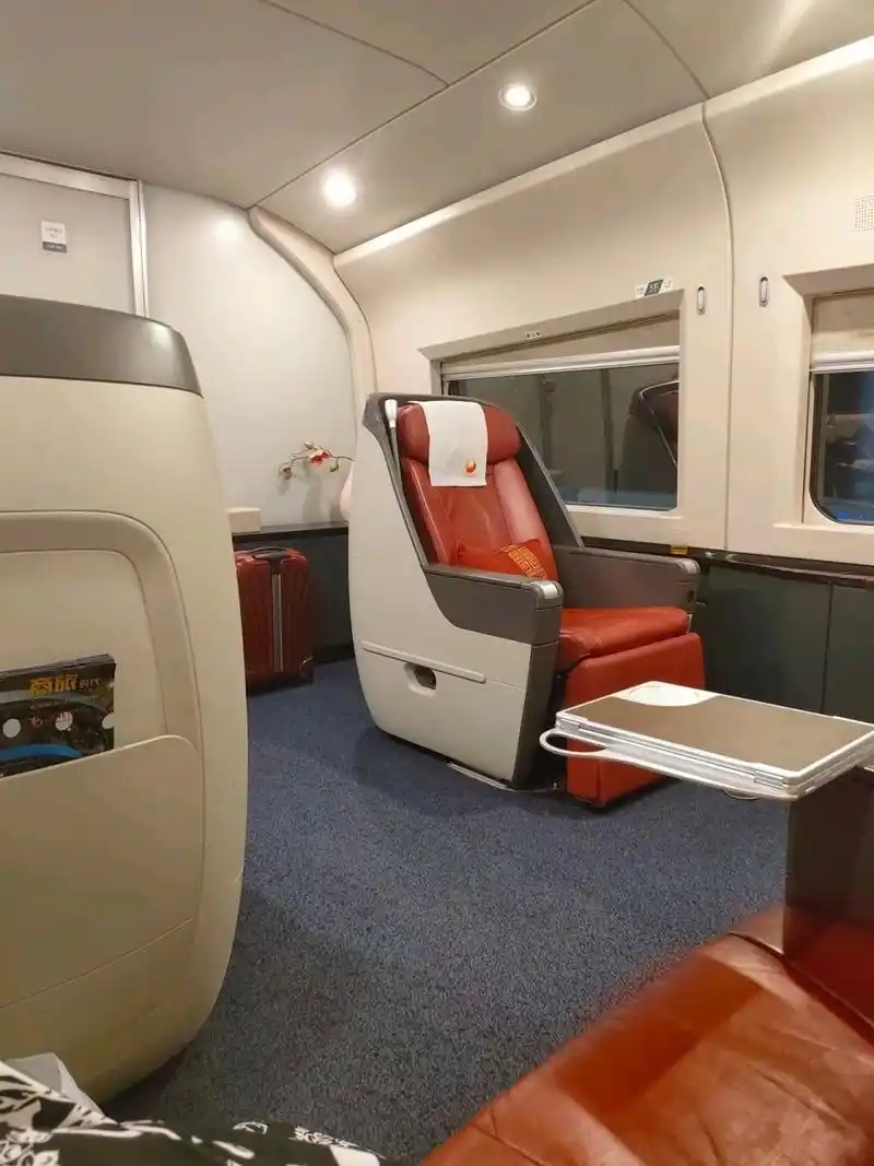 以前坐高铁动车都是只买二等座的,毕竟一等座什么的太贵了心疼,没想到