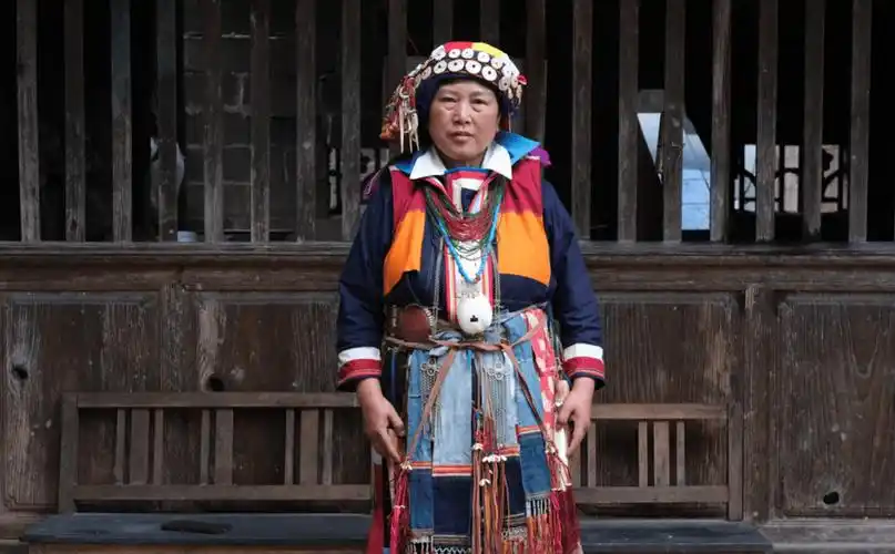 腾冲傈僳族服饰:一套从头到脚都藏着故事的盛装