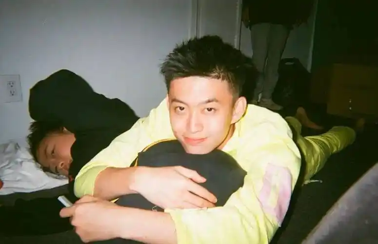 七哥为d杯女友变舔狗,网友:果然只有辣妹能当rapper女友!_rich