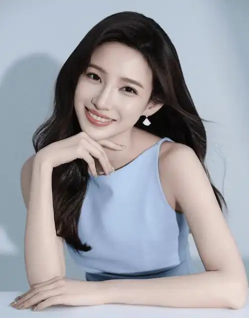 央视足球主持人马凡舒温柔大气形象照,好看不?