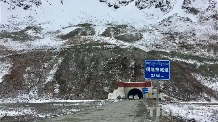 图为嘎隆拉隧道入口.该隧道工程是墨脱公路全线的控制性工程