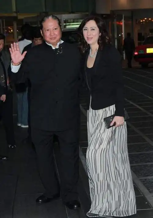 洪金宝混血老婆真迷人,米金色长裙搭小坎肩,贵妇范十足