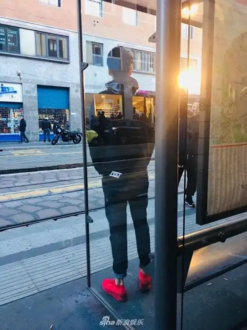 组图:网友米兰偶遇胡一天 寒冬露脚踝街边上演"侧颜杀"