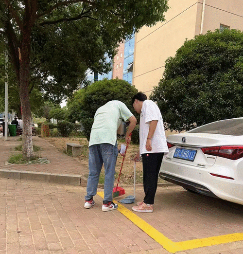 推动劳动教育有机融入到人才培养计划各方面和大学生综合素质培养全