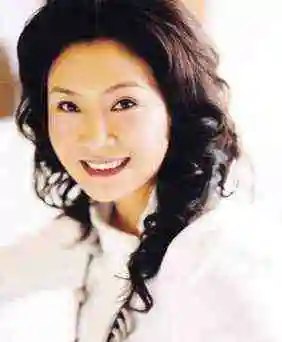 1979年闫书平凭仗本人的实力考入了黑龙江省龙江县艺术团,由于闫书平