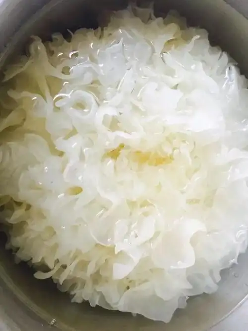 泡银耳,十个人九个都错了,教你一个小妙招,泡得又快又干净!_热水