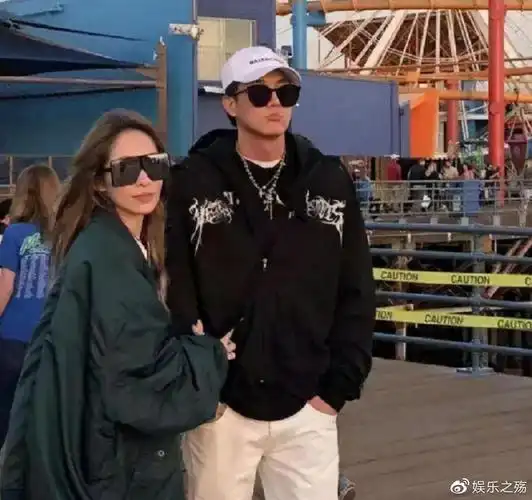 萧亚轩和小男友近照心情大好甜蜜逛街当街秀恩爱羡煞众人