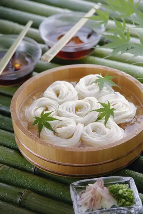 面食,面条,无人,竖图,俯视,室内,特写,白天,餐桌,桌子,竹子,餐具,日本