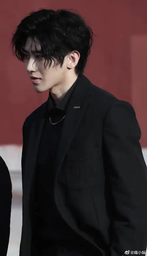 蔡徐坤黑色西装##蔡徐坤