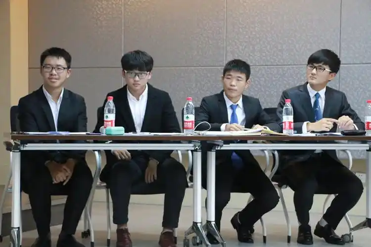 新生辩论展风采牛刀小试露锋芒――记惊鸣杯辩论赛决赛