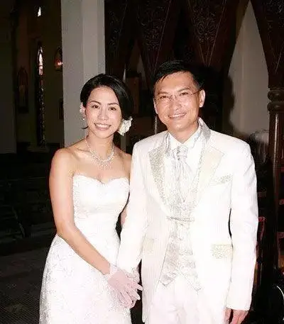 在事业步入正轨时,同时他的爱情更是甜蜜,陈锦鸿和杜雯惠可谓郎才女貌