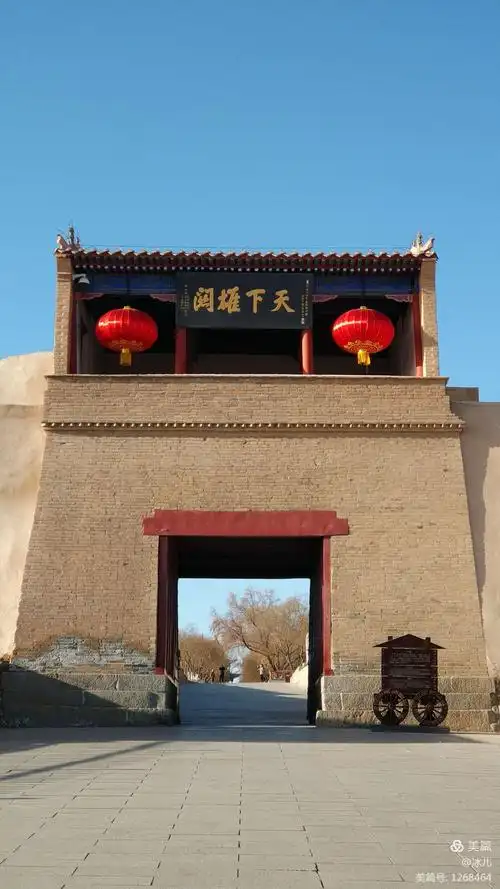 嘉峪关防务时,见这里南有祁连雪山,北有黑山,关势雄伟,便写下"天下