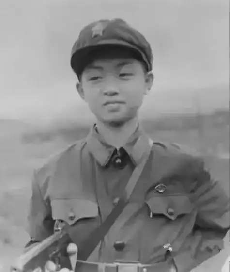 金星小的时候,父亲在北京当兵,她和姐姐就由母亲一人照顾,等到了上